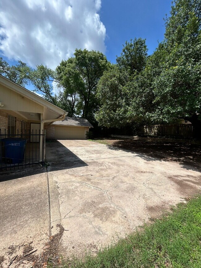 Building Photo - Spacious 5-Bedroom Home Steps from Walnut ...