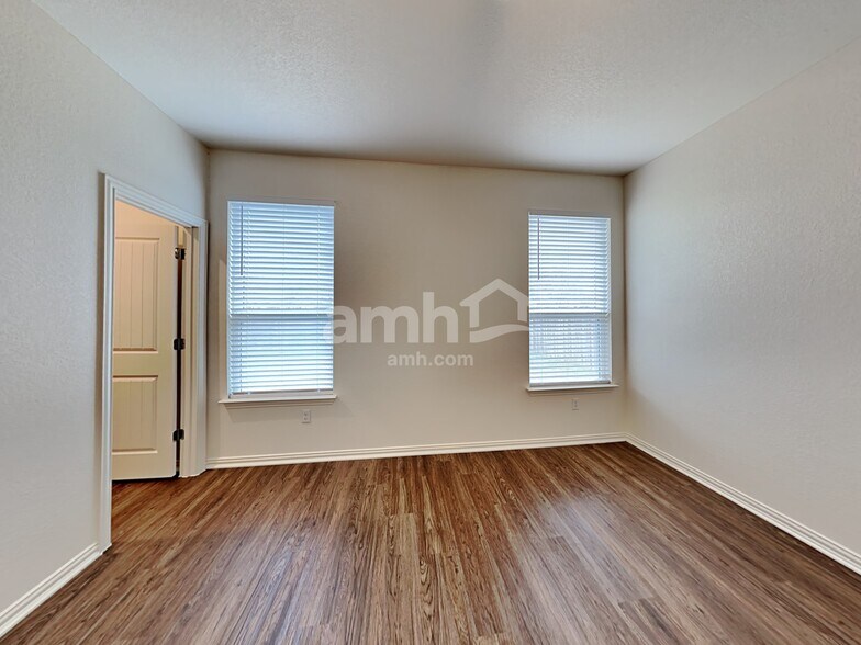 Building Photo - 421 Pebble Bend