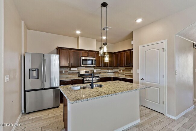 Building Photo - 3921 Desert Dunes Dr