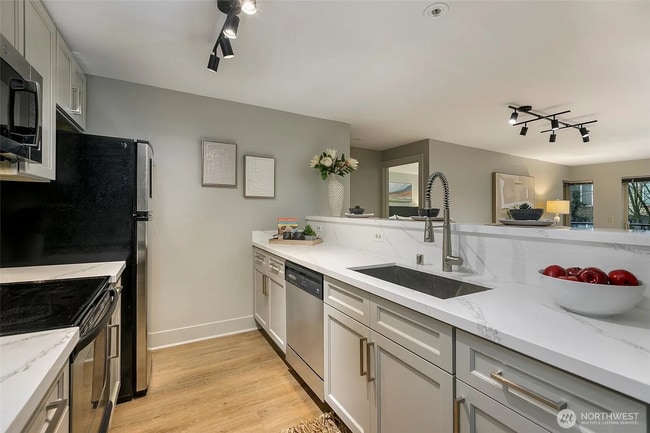 Building Photo - Spacious 2 bedroom 2 bath condo with parki...