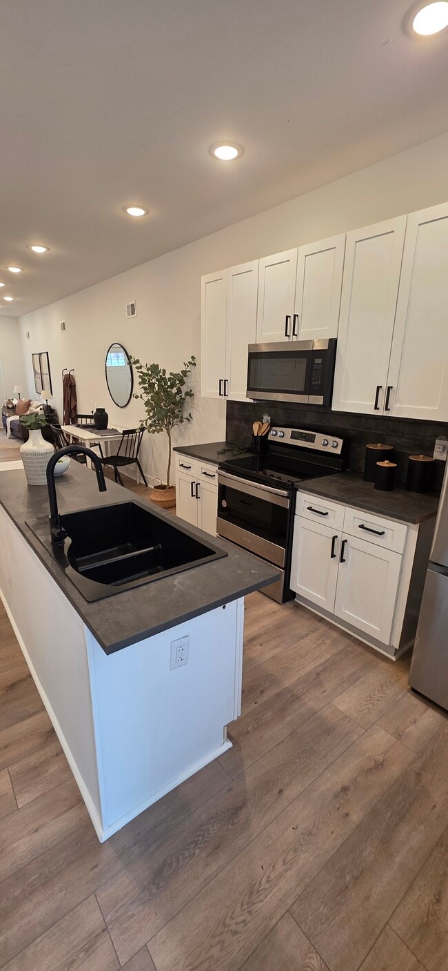 Building Photo - 532 N Belnord Ave