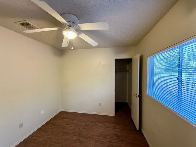 Building Photo - QUIET LOCATION - YARD BACKS TO GREENBELT