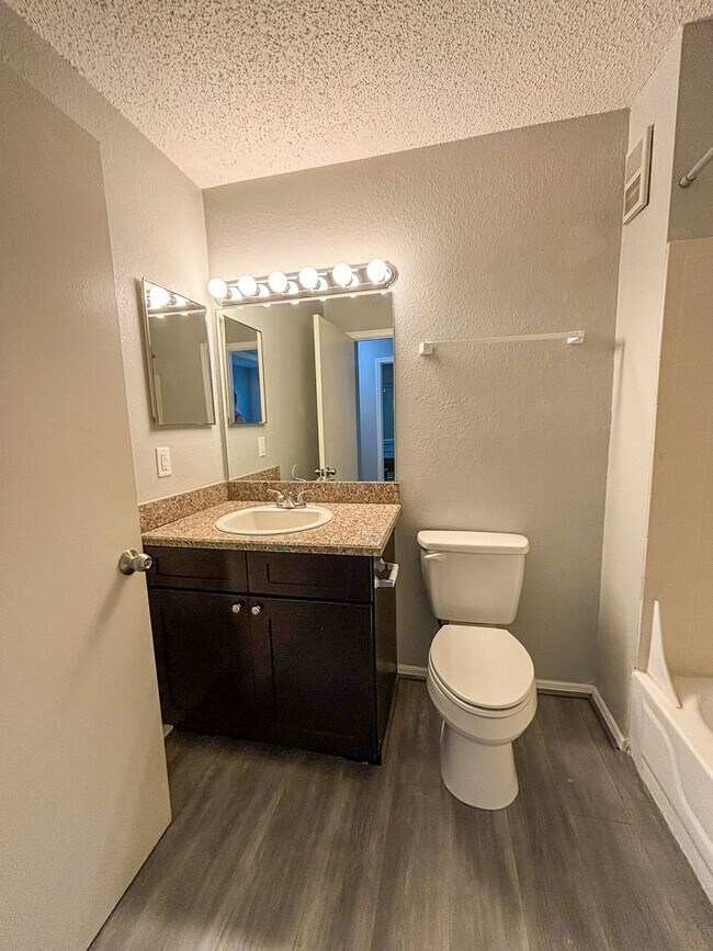 Building Photo - Windsor Park #317 - Pet Friendly!