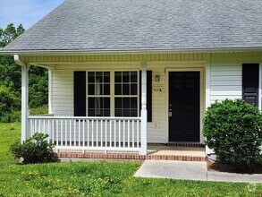 Building Photo - Cute Duplex At Affordable Price!!
