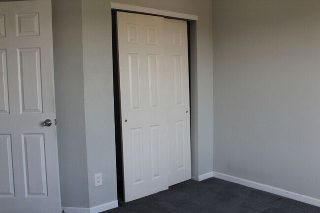 Building Photo - MOVE IN INCENTIVE - Two Weeks Free!!