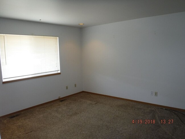 Building Photo - 3 Bedroom Home- Close to Parks and Schools!!- Dog Negotiable!!