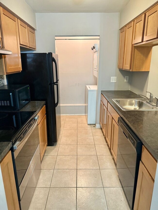 Building Photo - Fully Renovated 2 Bed, 2 Bath Ground-Floor...