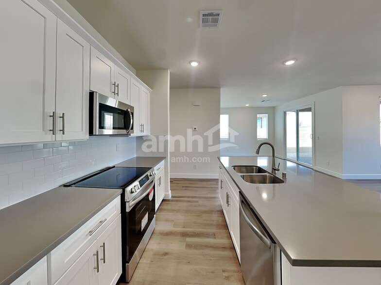 Building Photo - 10019 W Raleigh St