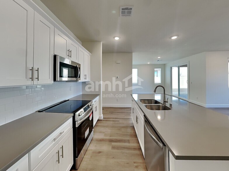 Building Photo - 10040 W Raleigh St