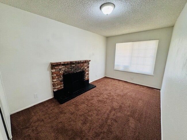 Building Photo - Remodeled and Spacious 4+2