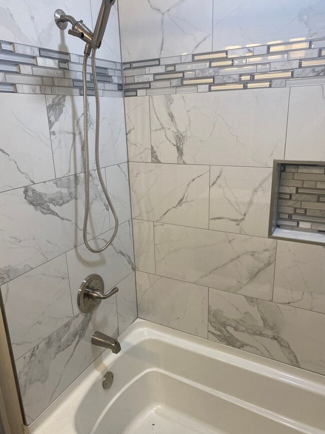 Building Photo - Settle in to this beautiful 3 bed 3 bath i...