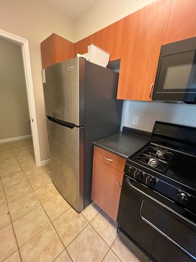 Building Photo - LOVELY TOP LEVEL CONDO IN GERMANTOWN