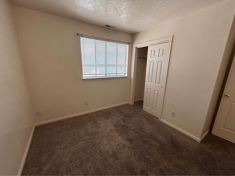 Building Photo - 835 E 500 N