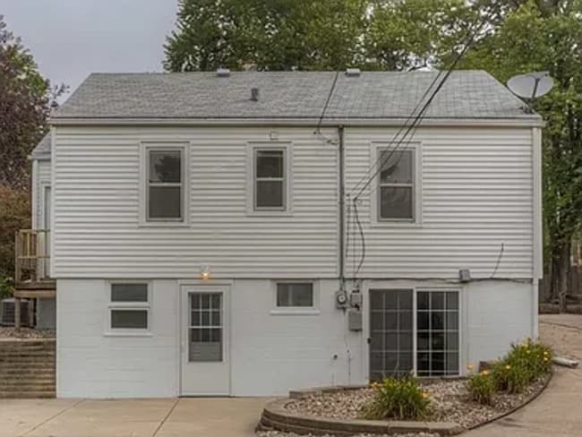 Building Photo - 6843 Leavenworth St