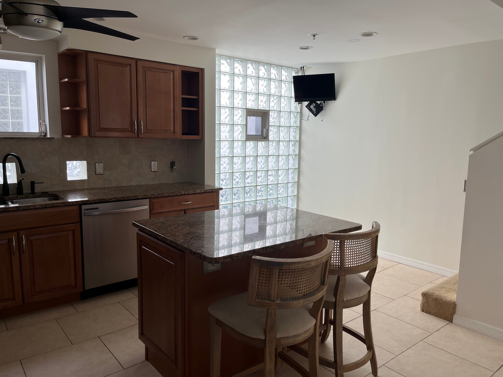 Kitchen - 4950 Bayshore Blvd