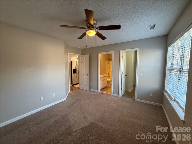 Building Photo - 142 Green Dragon Ct