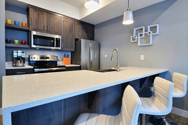 Building Photo - TOP FLOOR, ONE BEDROOM CONDO IN PROSPECTOR!