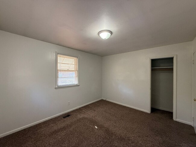 Building Photo - 4 bedroom, 2 bath House