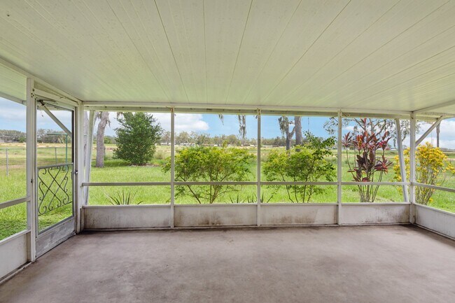 Building Photo - 4704 Queen Palm Dr