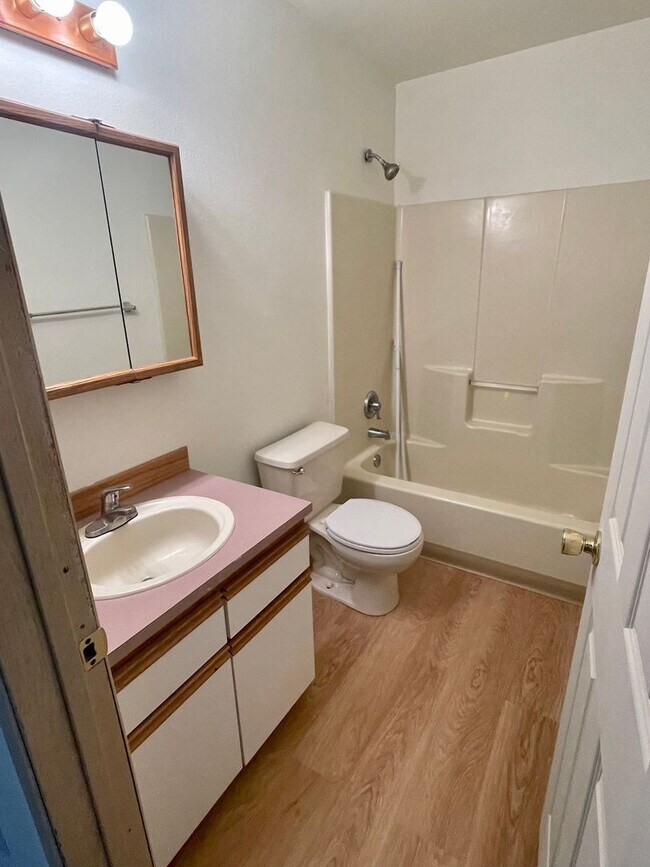 Building Photo - 2-Bedroom 1 Bathroom Apartment near Walking Trails and Whatcom Falls Park