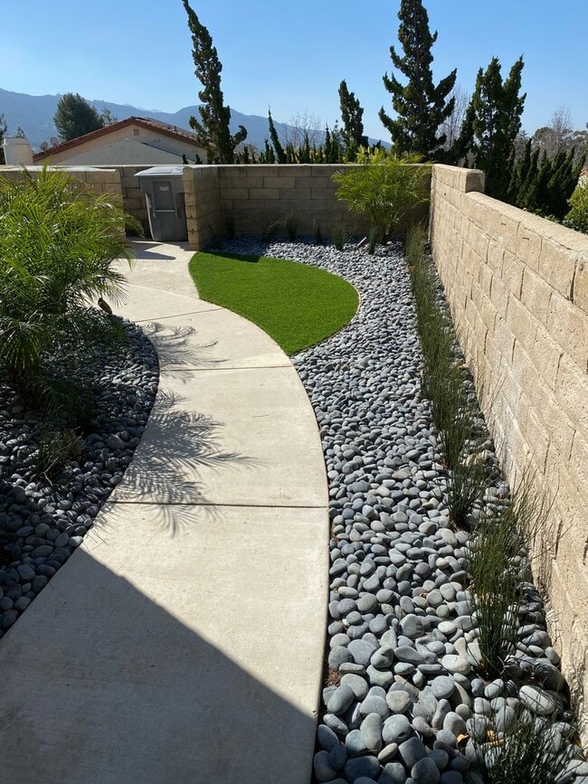 Building Photo - 4 bed, 2 1/2 bath home in the Racquet Club...