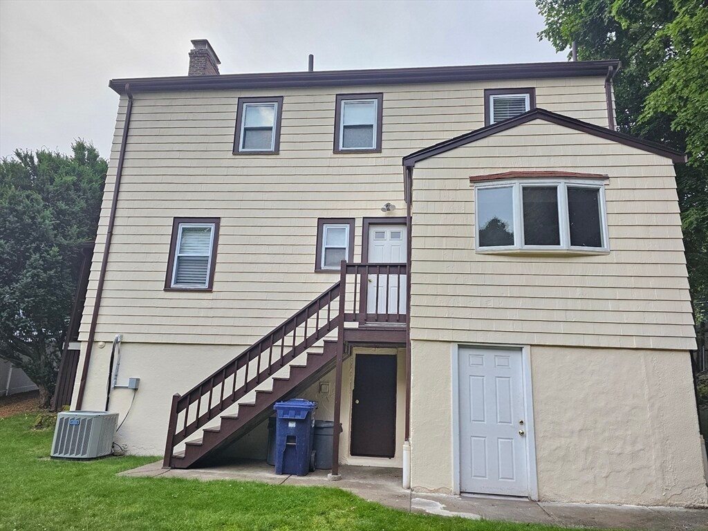 Building Photo - 419 Pond St