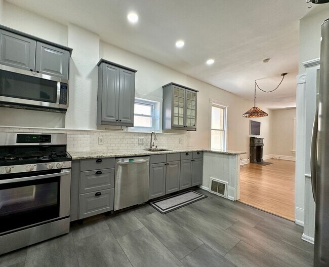 Building Photo - 3 Bedroom 2 Full Bath Renovated Single Fam...