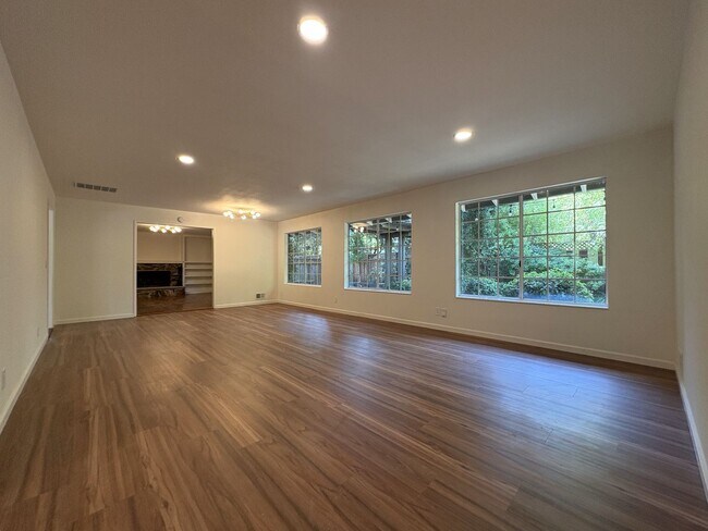 Building Photo - Stunning 4-Bedroom Home with Pool, Solar P...