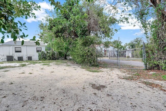 Building Photo - 2415 Pierce St