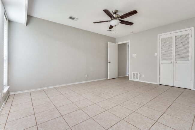 Building Photo - 2820 Clear Springs Dr