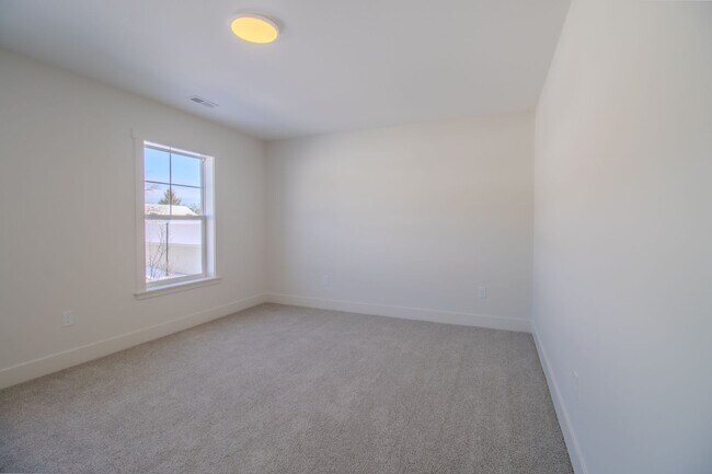 Building Photo - 1548 Simsbury St
