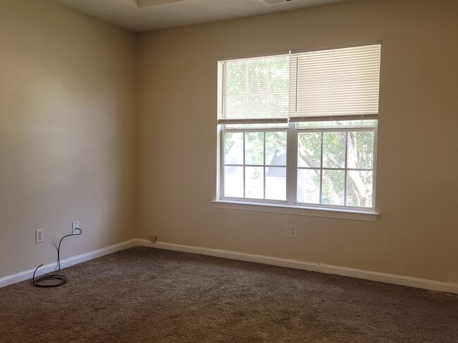 Building Photo - Great In-Law Suite Property - Master on Up...