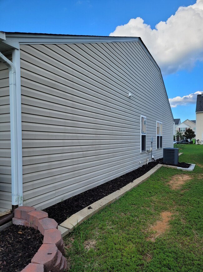 Building Photo - 1657 Extine Ln