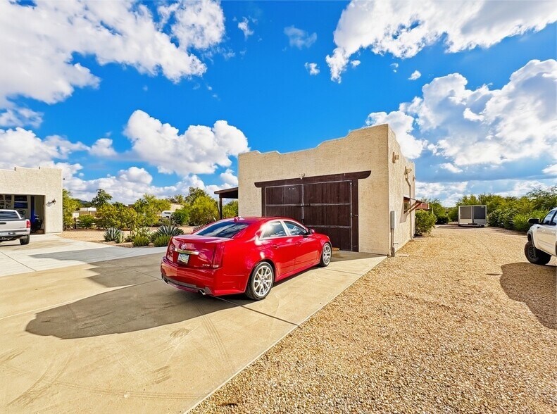 Building Photo - 1033 E Irvine Rd