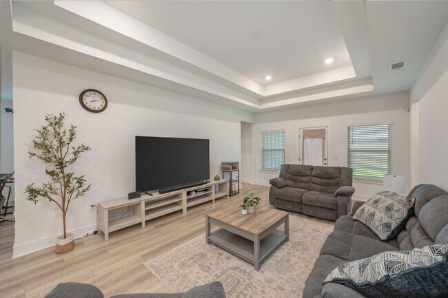 Building Photo - 3 Bedroom plus office/flex space in Crestv...