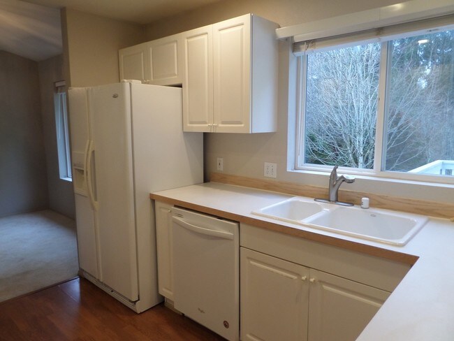 Building Photo - Large 3-Bedroom House w/New Carpet in Grea...