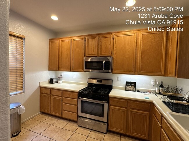 Building Photo - FOR RENT – Modern Townhome in Eastlake