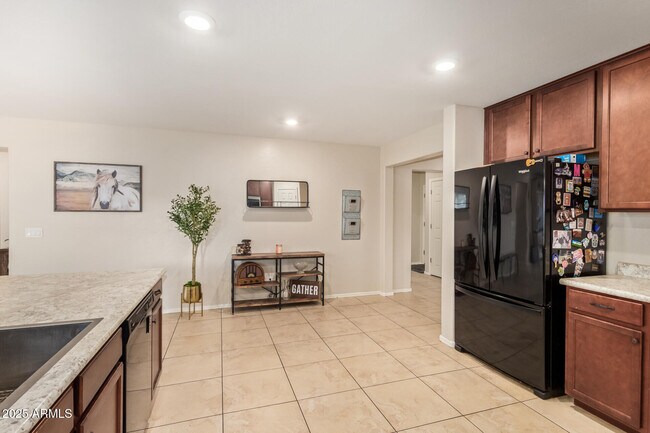 Building Photo - 17192 W Pinnacle Vis Dr