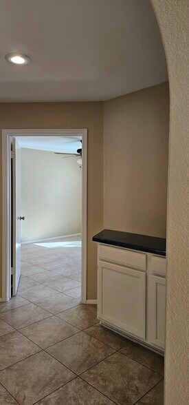 Building Photo - 3851 E Kent Dr