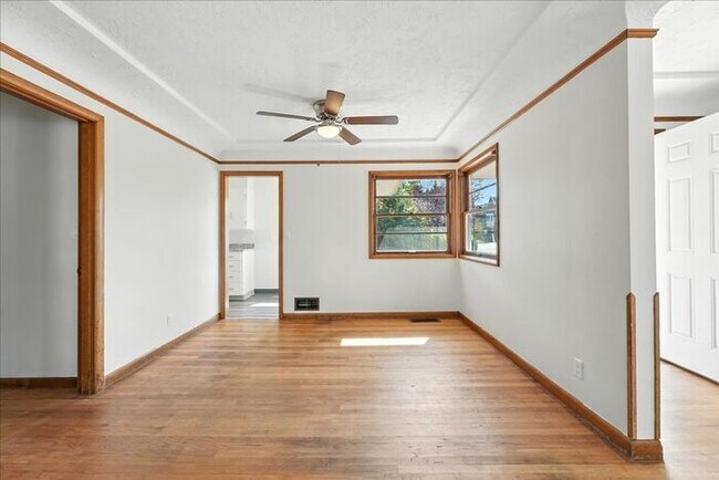 Building Photo - Spacious, Newly Renovated 5-Bedroom Home N...