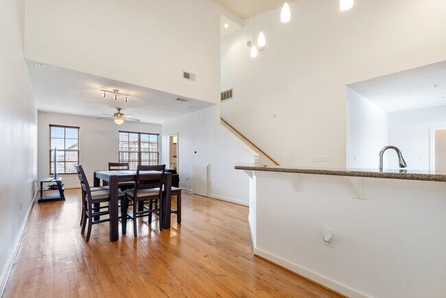 Building Photo - 2216 Chenevert St