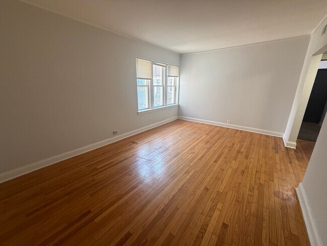 Building Photo - 7346 N Damen Ave
