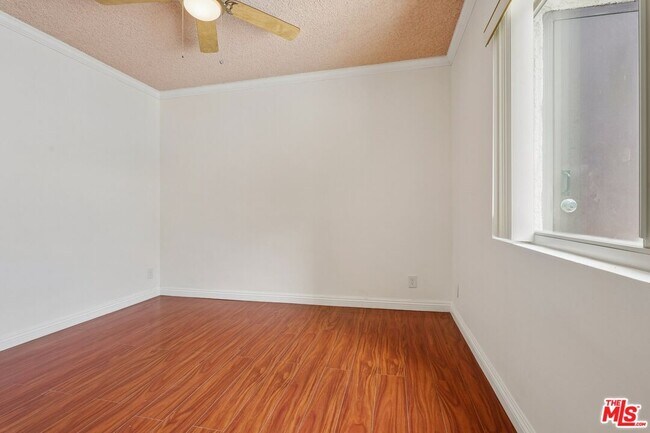 Building Photo - 530 S Barrington Ave