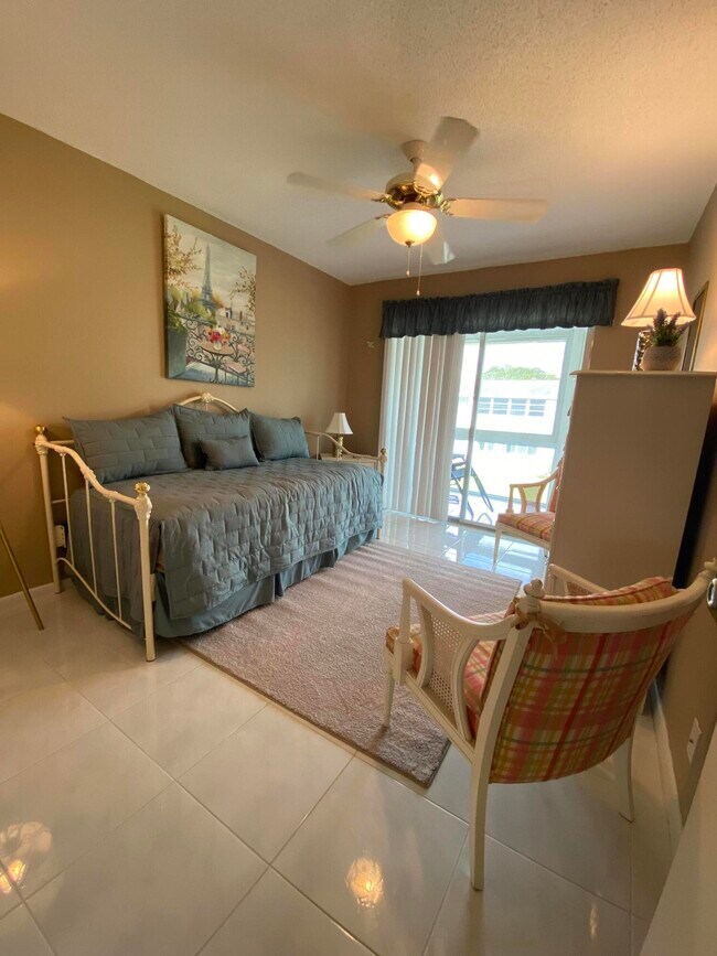 Building Photo - 72 Newport D