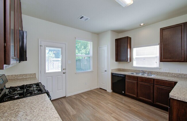 Building Photo - Open Layout & Large Backyard in Houston’s Evergreen Villas – 3 Beds, 2½ Baths