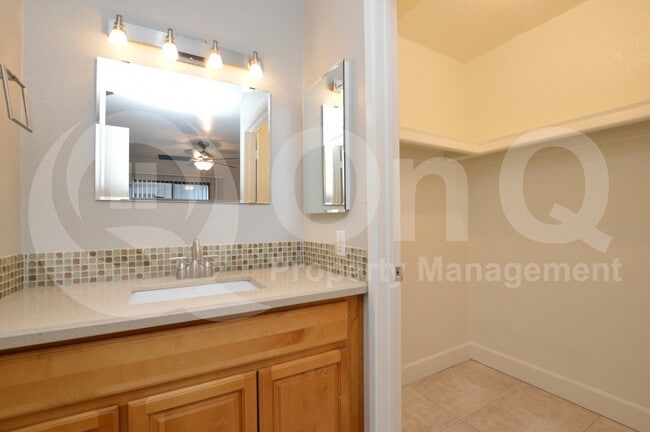 Building Photo - 850 S River Dr