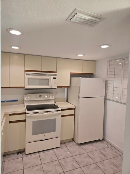 Building Photo - 2135 Golfside Village Dr