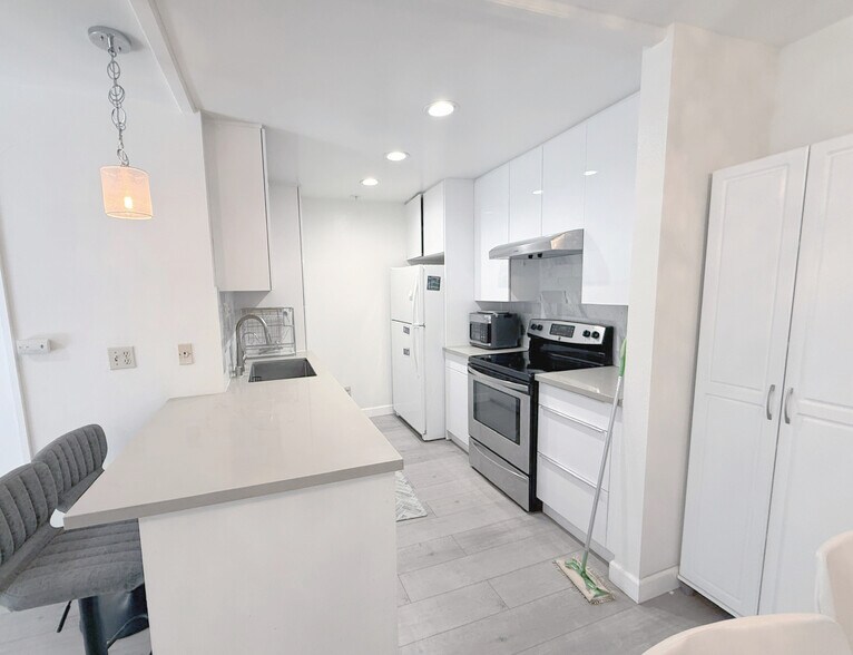 Building Photo - 222 S Central Ave