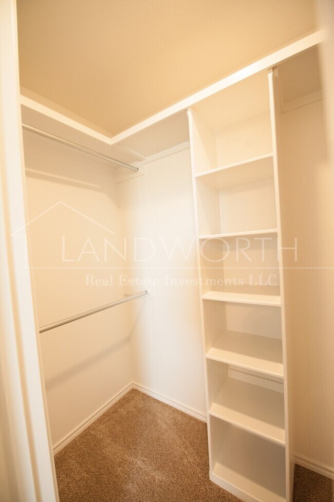 Building Photo - 3/2/2 Beautiful Townhome