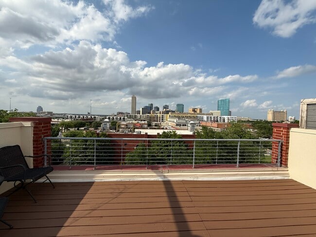 Building Photo - 825 W Daggett Ave